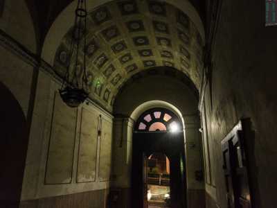 Il portone del palazzo Loiacono conserva ancora dipinti realizzati dal pittore Umberto Colonna risalenti al 1930